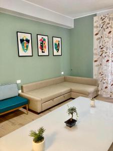 雷焦卡拉布里亚"Il Garibaldi" - Appartamento intero o stanze!的客厅配有沙发和桌子