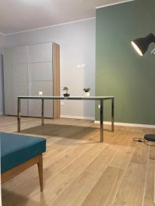 雷焦卡拉布里亚"Il Garibaldi" - Appartamento intero o stanze!的一间空房间,配有玻璃桌和长凳