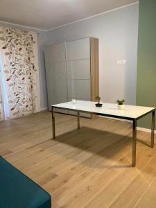 雷焦卡拉布里亚"Il Garibaldi" - Appartamento intero o stanze!的铺有木地板的客房内的白色桌子