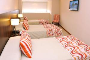 布宜诺斯艾利斯因特苏尔桑特尔摩酒店的配有两张床垫的酒店客房内的两张床