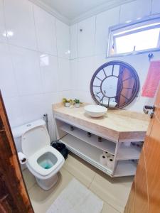 迪亚曼蒂纳Cantinho的一间带卫生间、水槽和镜子的浴室