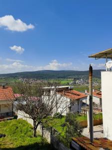 伊兹密尔Güzelbahçe yemek atölyesi的从建筑屋顶上可欣赏到城市美景