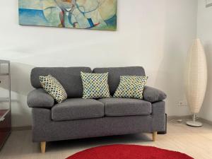 安科纳Civico 45的客厅配有带枕头的灰色沙发