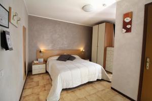 圣佩莱格里诺温泉阿伏伽德罗酒店的一间卧室配有一张带白色床罩的床