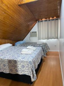 卡斯卡韦尔Casa em Condominio próximo trevo Cataratas em Cascavel的一间卧室配有两张带毛巾的床