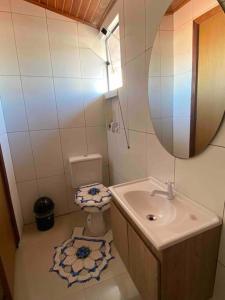 卡斯卡韦尔Casa em Condominio próximo trevo Cataratas em Cascavel的一间带水槽、卫生间和镜子的浴室