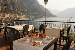 利莫内-苏尔加达Hotel Alla Noce的一张桌子,上面有食物,享有水景