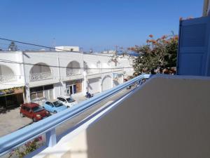 卡马利那科索斯酒店的从大楼的阳台上可欣赏到街道景色