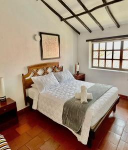 莱瓦镇Hotel-Apartahotel Boutique Piedra & Luna的卧室设有一张白色大床和一扇窗户。