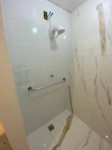 卡斯卡韦尔Casa em Condominio próximo trevo Cataratas em Cascavel的白色的浴室设有玻璃门淋浴