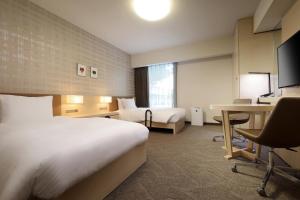 福岛福岛站前里士满酒店的酒店客房配有两张床和一张书桌
