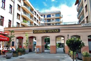 布达佩斯NOVO Central Apartments的一座有读goossu uvar标志的建筑