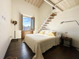 佛罗伦萨The River View in Florence "Costante Art & Design"的一间卧室设有一张床和一个楼梯