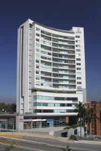 麦德林麦德林埃斯特拉公寓酒店的一座白色的大建筑,有很多窗户