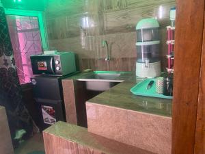 济金绍尔La fierté的厨房配有带水槽的柜台和咖啡壶
