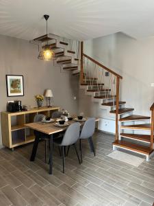 科斯镇Easy Living 1 & 2的一间带桌子和螺旋楼梯的用餐室