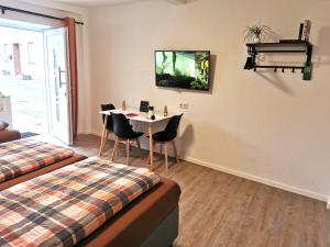 莱米拉斯Speedys Bed & Breakfast的配有一张床和一张桌子及椅子的房间