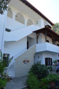 沃尔沃罗Nikos & Panagiota的前面有楼梯的白色房子
