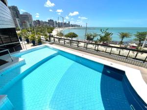 福塔莱萨Aconchego à Beira Mar (no melhor do Meireles)的享有海滩景致的游泳池