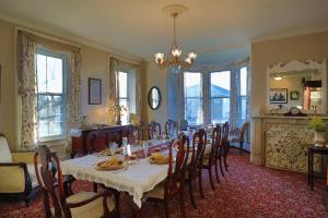 加利纳Cloran Mansion Bed & Breakfast的一间带桌椅的用餐室