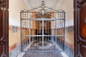 罗马Cloud 9 Hotel的一个带喷泉的房间的铁门