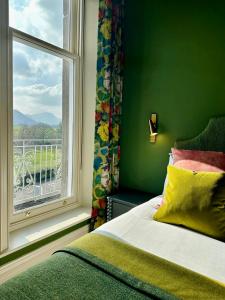 凯西克Fellpack House的一间卧室设有一张床和一个美景窗户。