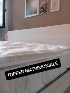 博尔戈马内罗Corte 22 B&b e Appartamenti的床垫上有一个非自愿的标牌