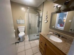 格尔夫海岸Paradise PRN的浴室配有卫生间、盥洗盆和淋浴。