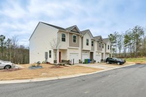 格林维尔Southeast Greenville Townhome about 7 Mi to Downtown!的前面有停车位的房子