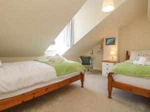 波思利文Sea Star的阁楼卧室设有两张床,配有窗户
