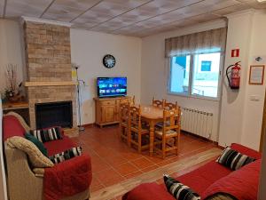 阿罗约弗里奥马丁公寓的客厅配有桌子和电视