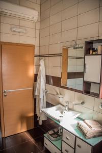 默主歌耶Hotel Holy的一间带水槽和镜子的浴室