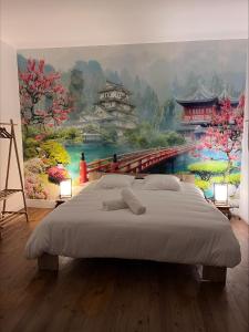 维也纳Les Petites Bulles de Massier的一间卧室配有一张壁画床