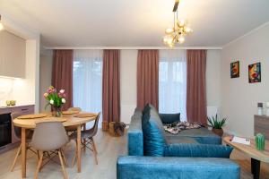 海乌姆Apartament Łowca Snów的客厅配有蓝色的沙发和桌子