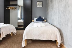 诺丁汉Everest Home的一间卧室配有一张床,上面有两条毛巾