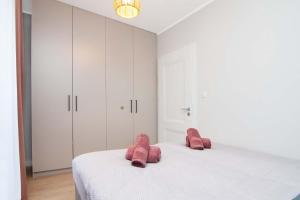 海乌姆Apartament Łowca Snów的一间卧室配有两张带红色靠垫的床。