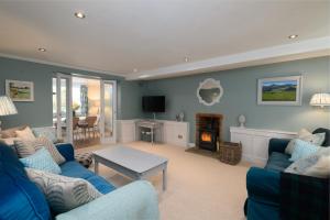 WoodboroughCharming Barn Retreat Near Pewsey & Woodborough的客厅配有蓝色的家具和壁炉