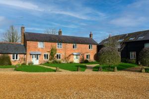 WoodboroughCharming Barn Retreat Near Pewsey & Woodborough的一座带庭院的大型红砖房子
