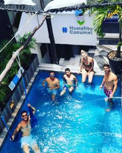 科苏梅尔Hostelito Hotel的一群人坐在游泳池里