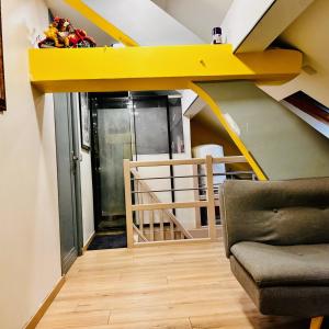 安纳马斯Elegancia del JJM的客厅设有黄色和白色的楼梯