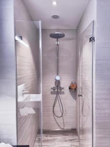 苏黎世GLAD Spot: Zurich - Central - Design - Netflix的带淋浴和盥洗盆的浴室