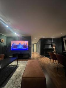 利勒哈默尔All inclusive villa的客厅配有大屏幕平面电视