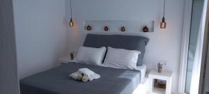 凯勒里瓦迪Blue Waves home Mykonos的一间卧室配有一张床,床上有毛巾