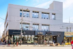 多伦多Great Kensington Market 2BR Apartment的街道拐角处的建筑物,人们在步行