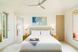 普罗维登西亚莱斯岛Rock House的卧室设有一张白色大床和一扇窗户。