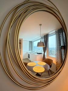诺伊豪森MydiHei @ Rhyfall Towers的客厅配有镜子、桌子和椅子