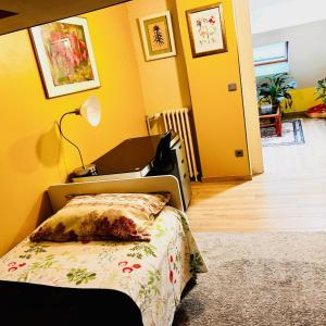 安纳马斯Elegancia del JJM的一间卧室设有一张床和黄色的墙壁