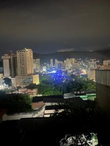 新伊瓜苏Suite 3, Casa Amarela, Terceiro Andar的夜晚带灯光的城市景观