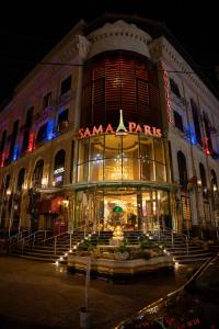 安曼Sama Paris Plaza Hotel的一座大建筑,上面有圣徒的标志