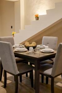 梅里达Casa Kuxul的一间带木桌和椅子的用餐室